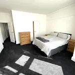 3 Bedroom Garden Apartment Next To Craig-Y-Don Park