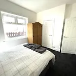 3 Bedroom Garden Apartment Next To Craig-Y-Don Park