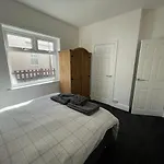 3 Bedroom Garden Apartment Next To Craig-Y-Don Park