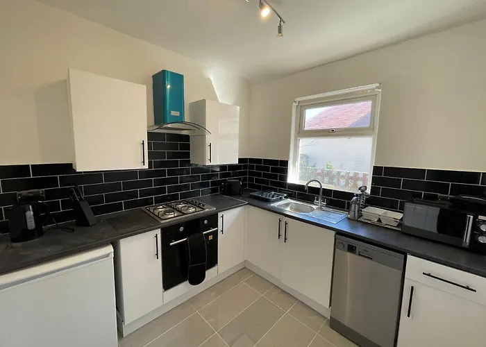 3 Bedroom Garden Apartment Next To Craig-Y-Don Park