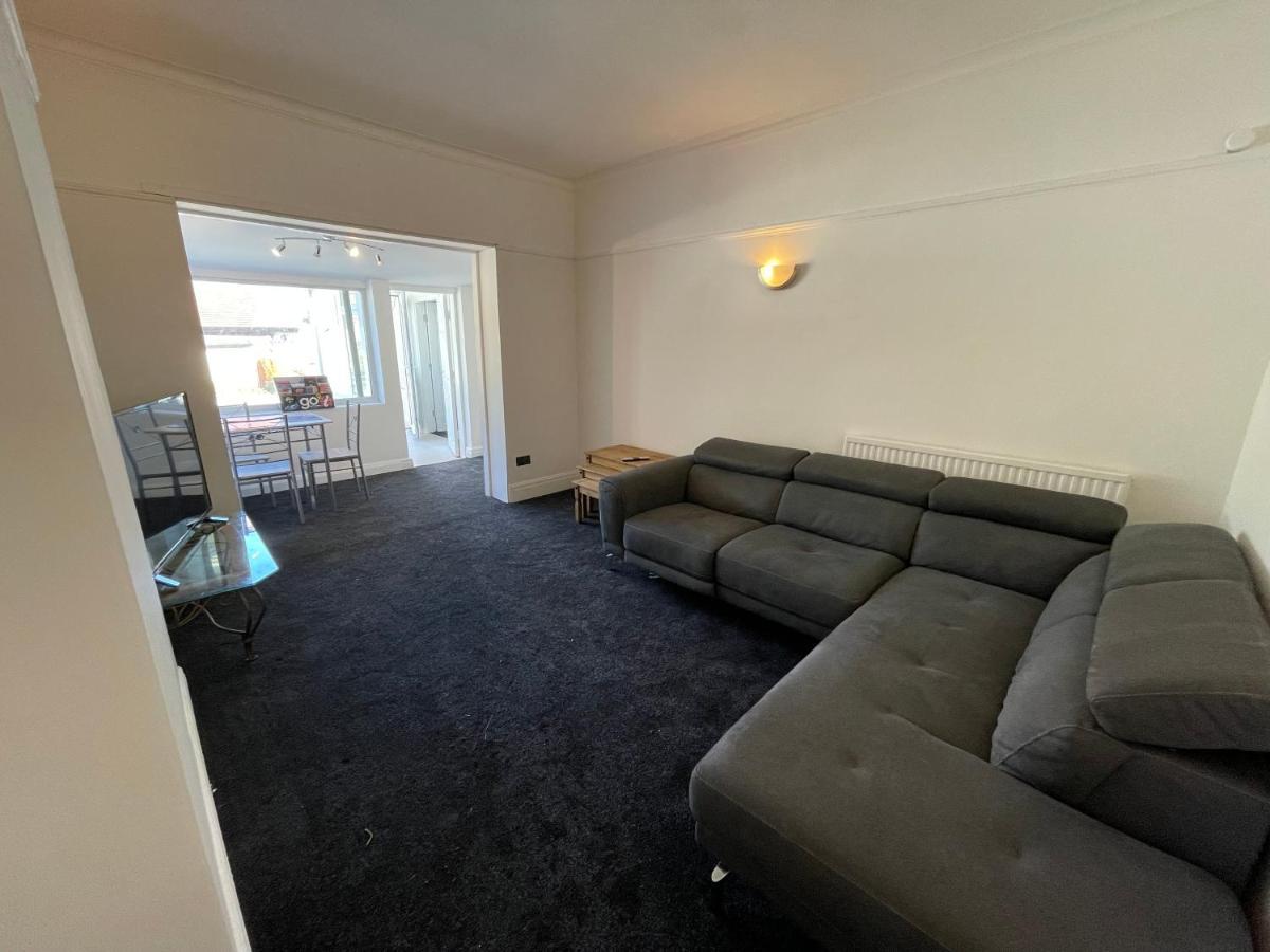 3 Bedroom Garden Next To Craig-y-don Park Apartment