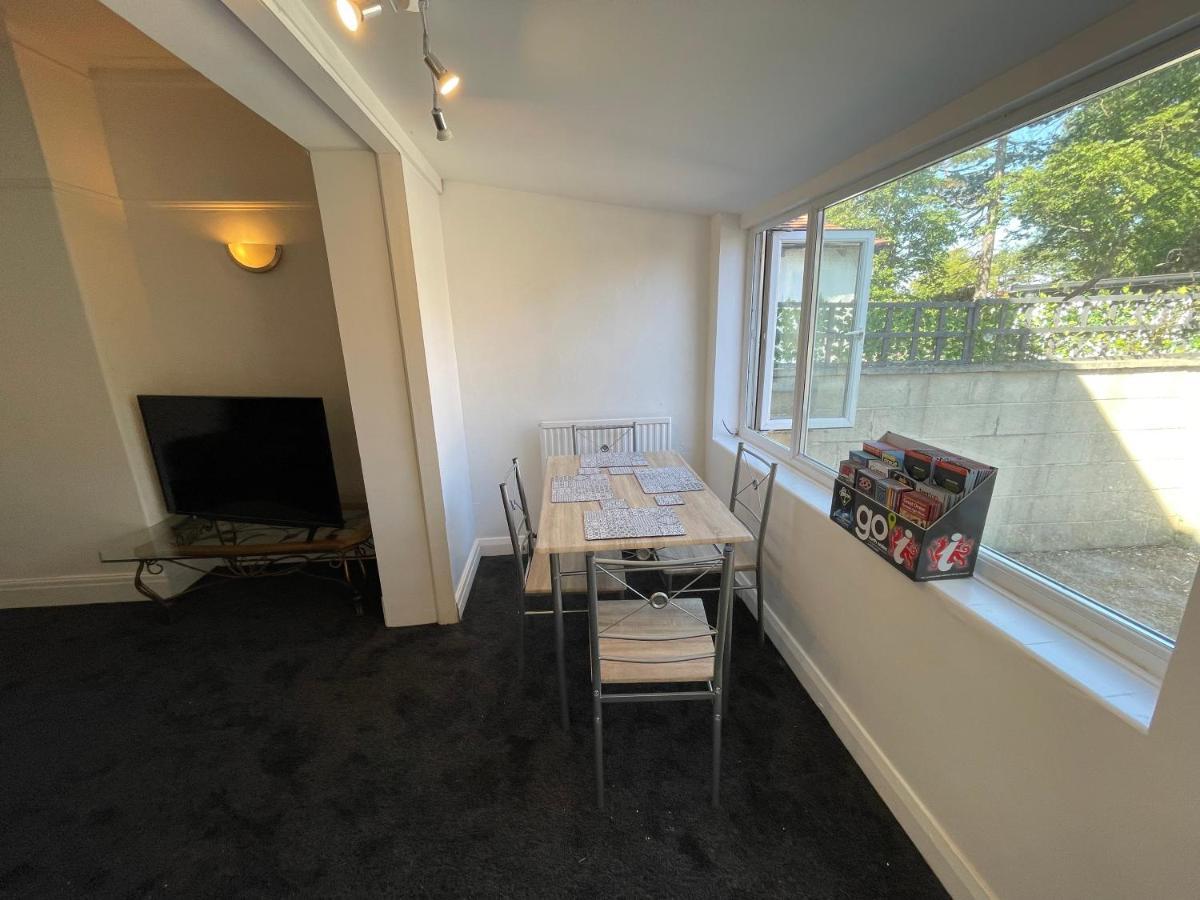 Apartment 3 Bedroom Garden Next To Craig-y-don Park *