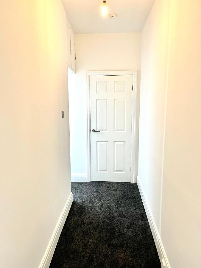 Apartment 3 Bedroom Garden Next To Craig-y-don Park *