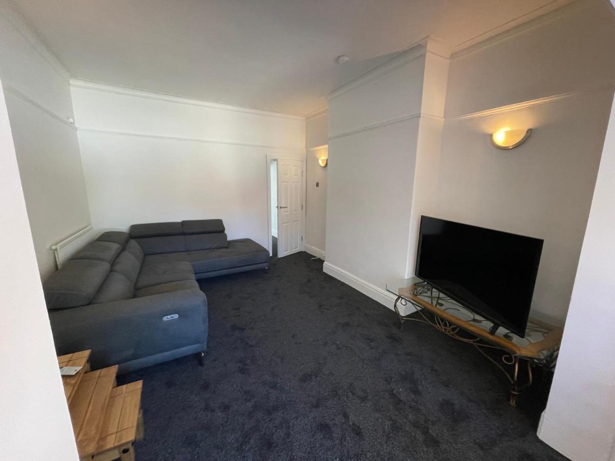 3 Bedroom Garden Next To Craig-y-don Park Apartment *
